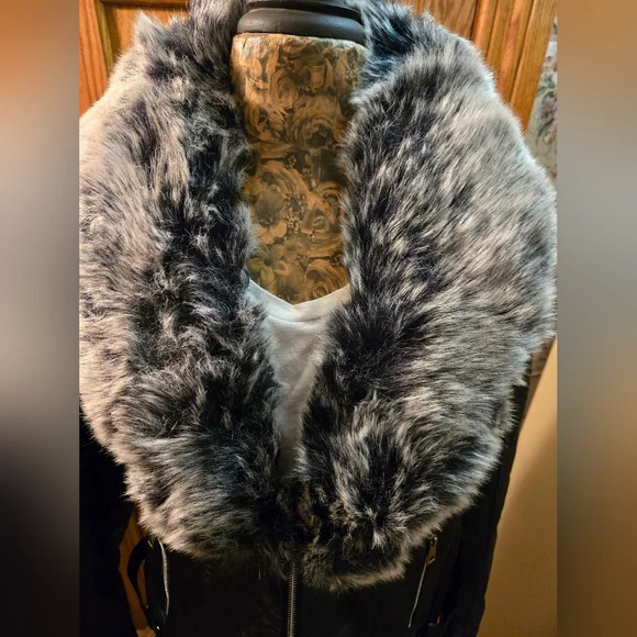 Faux Leather jacket with detachable faux fur collar - Picture 6 of 9